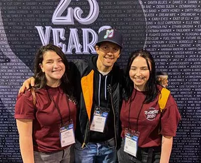 students with singer-songwriter JasonMraz