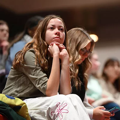 Students and faculty gather in Alumni Field House for Clint Smith Common Read Lecture